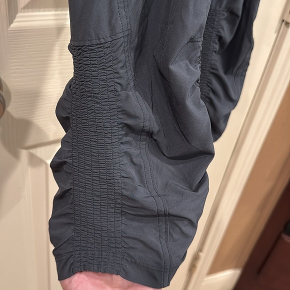 Athleta lightweight activewear capri / crop pants. Sz 6 - Picture 4 of 10